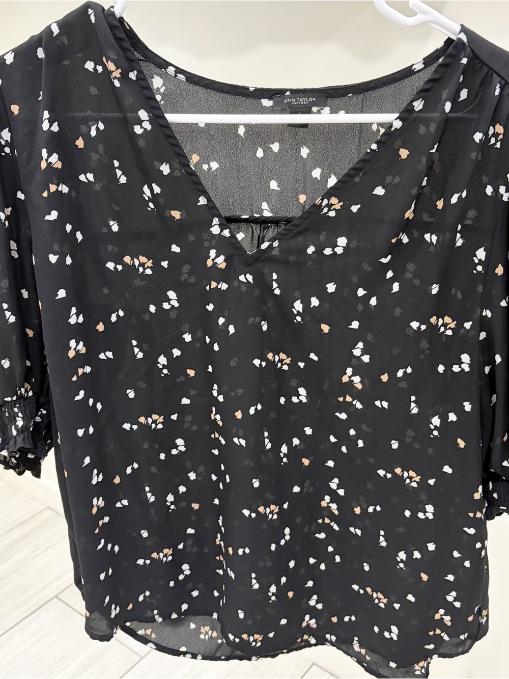 Ann Taylor Black Printed V-Neck Short Sleeve Blouse